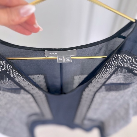 Vince Navy/White Silk Top. XS - Picture 7 of 8